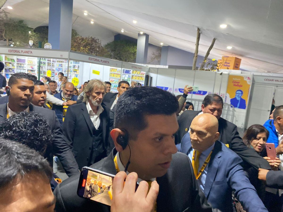Ricardo Gareca estuvo hace poco en la Feria del Libro, en la presentación del libro de Edwin Oviedo, expresidente de la FPF. (Difusión)