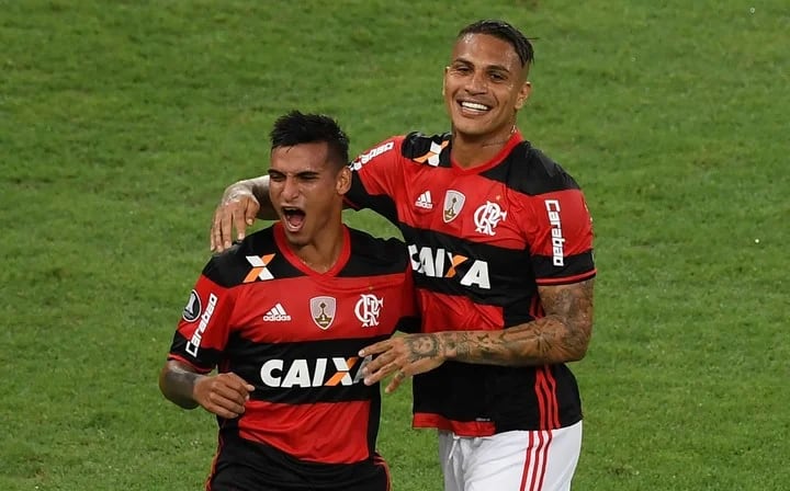 Paolo Guerrero con Miguel Trauco en Flamengo, en 2017. Foto: Difusión