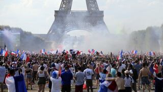 Descontrol en París: miles de franceses celebran en la torre Eiffel el título en el Mundial 2018 | FOTOS