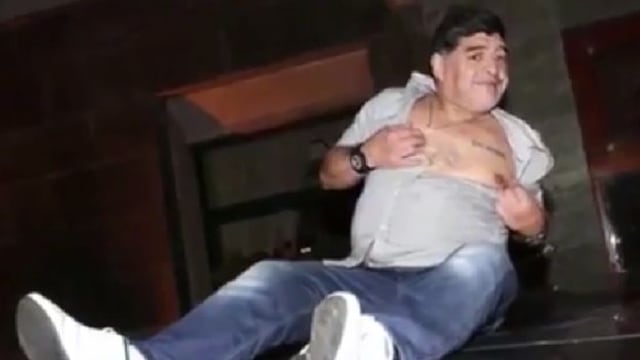 Maradona es viral por su alocado festejo tras recibir ciudadanía honorífica en Nápoles [VIDEO]