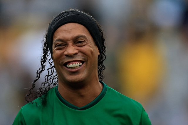 Ronaldinho. En 2019, se informó que su cuenta bancaria tenía solo 6 euros, a pesar de haber ganado millones durante su carrera. Ronaldinho tuvo problemas con la justicia en Brasil por la construcción ilegal de un muelle en una propiedad protegida, lo que derivó en multas que no pudo pagar a tiempo. Su pasaporte fue confiscado temporalmente, y aunque logró salir de la situación, su vida financiera fue inestable durante varios años. (Foto: Getty Images)