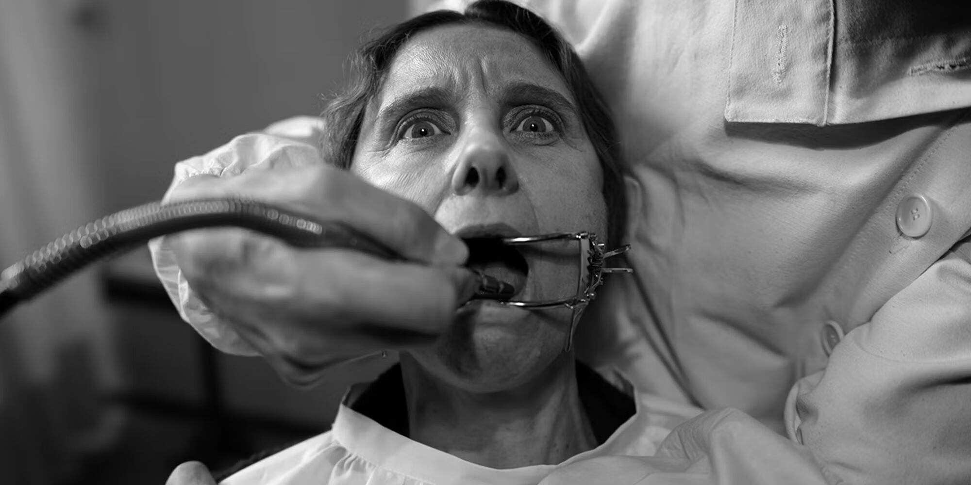 La tía Dottie durante una visita a un dentista. No se sabe mucho sobre ella (Foto: Netflix)