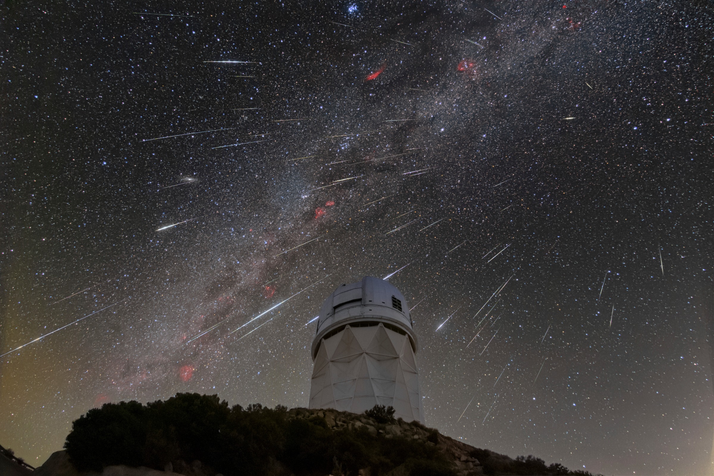 Conoce la hora exacta y cómo mirar la Lluvia de Estrellas Perseidas 2025 en México, para observarlas en el firmamento. (Foto: AFP)