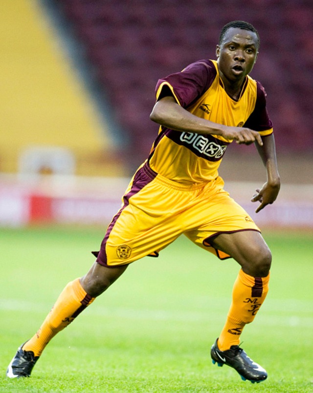 Souleymane Mamam (Togo). En 2001, Mamam fue registrado como el jugador más joven en disputar un partido de clasificación para un Mundial, con solo 13 años. Más tarde surgieron dudas sobre si su edad real era mayor. (Foto: Getty Images)