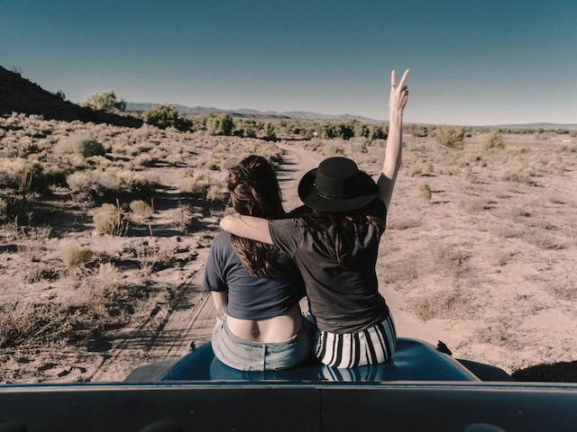 "El feminismo no consiste en hacer fuertes a las mujeres. Las mujeres ya son fuertes. Se trata de cambiar la forma en que el mundo percibe esa fuerza." -G.D. Anderson. | Crédito: Foto de ian dooley en Unsplash / Composición Depor