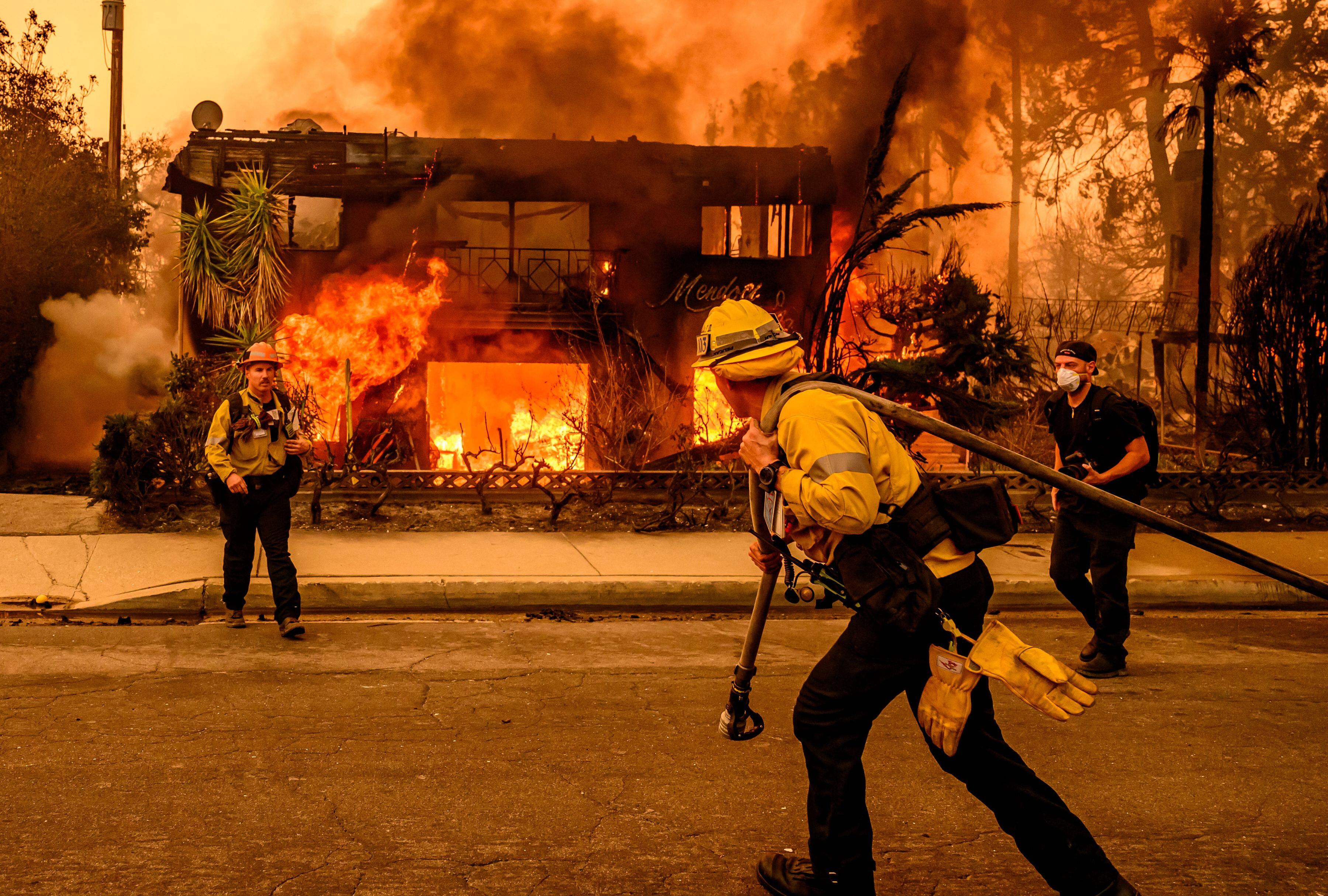 Los incendios forestales califican como el tipo de desastre natural considerado por USCIS. (Foto: JOSH EDELSONAFP)