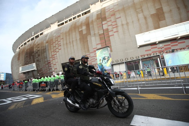 Las mejores postales de la llegada de hinchas al Estadio Nacional (Foto: Jorge Cerdán / GEC)