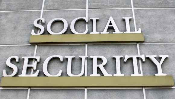 La Administración de la Seguridad Social de Estados Unidos pide esperar el aviso sobre el pago con el COLA 2024 (Foto: AFP)