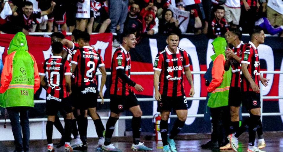 La Liga Deportiva Alajuelense (LDA) definió el partido contra el Saprissa en los minutos finales del segundo tiempo. (Foto: @LDAcr)
