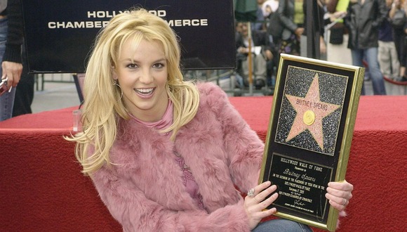 En 2003, la estadounidense Britney Spears se convierte en la cantante más joven en recibir una estrella en el Paseo de la Fama en Hollywood, Los Ángeles (EE. UU.).
