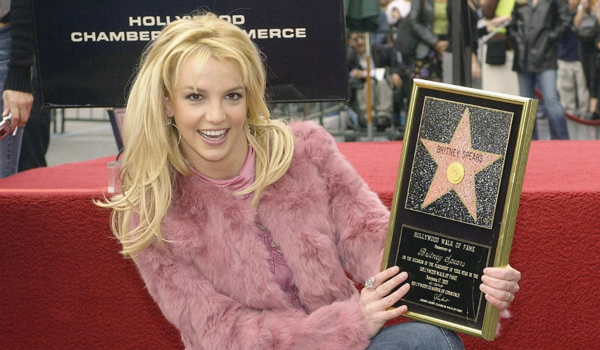 En 2003, la estadounidense Britney Spears se convierte en la cantante más joven en recibir una estrella en el Paseo de la Fama en Hollywood, Los Ángeles (EE. UU.).