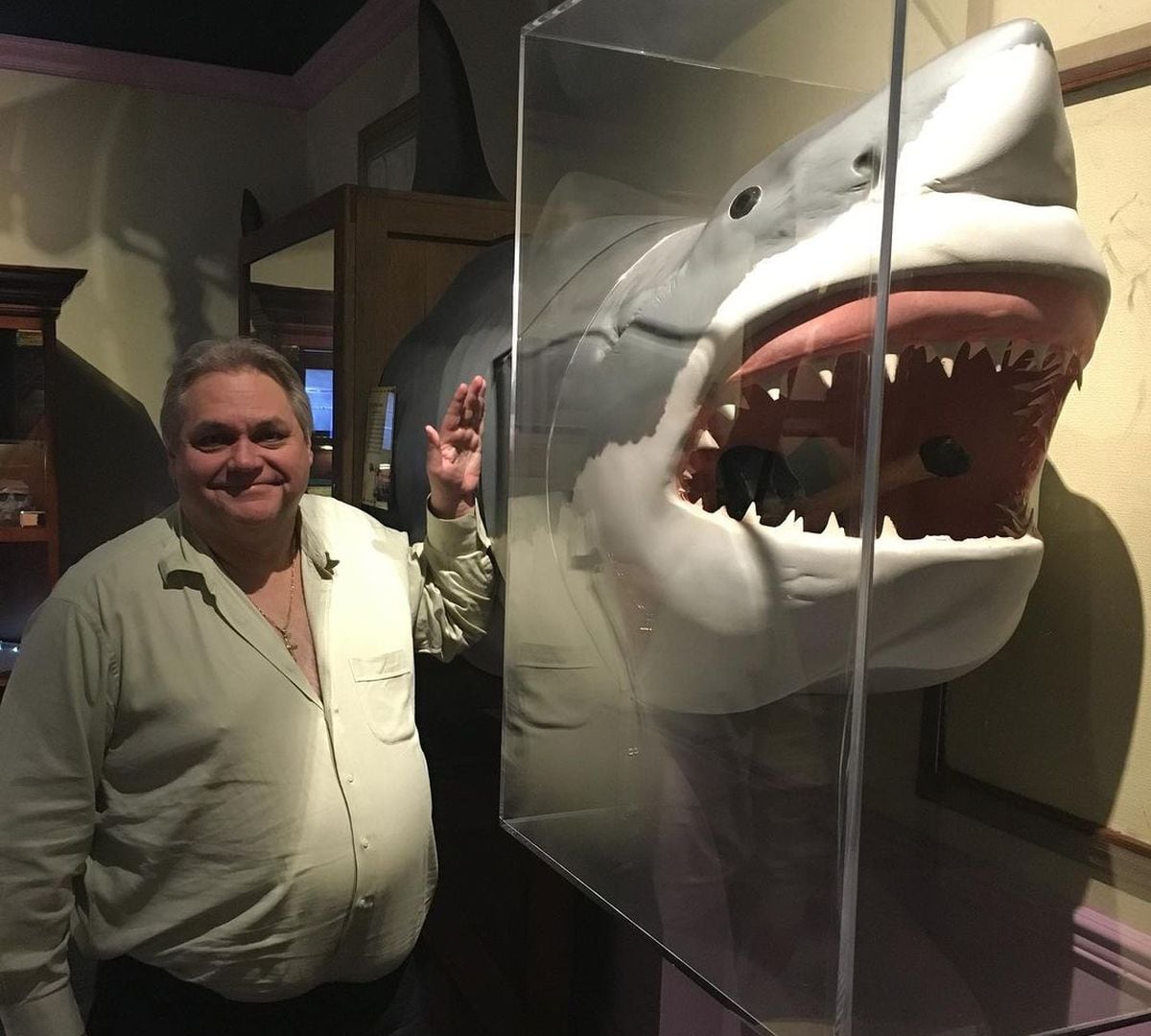 "Con un pariente. Foto del recuerdo", escribió el empresario haciendo referencia a su paso por “Shark Tank México” (Foto: Carlos Bremer / Instagram)