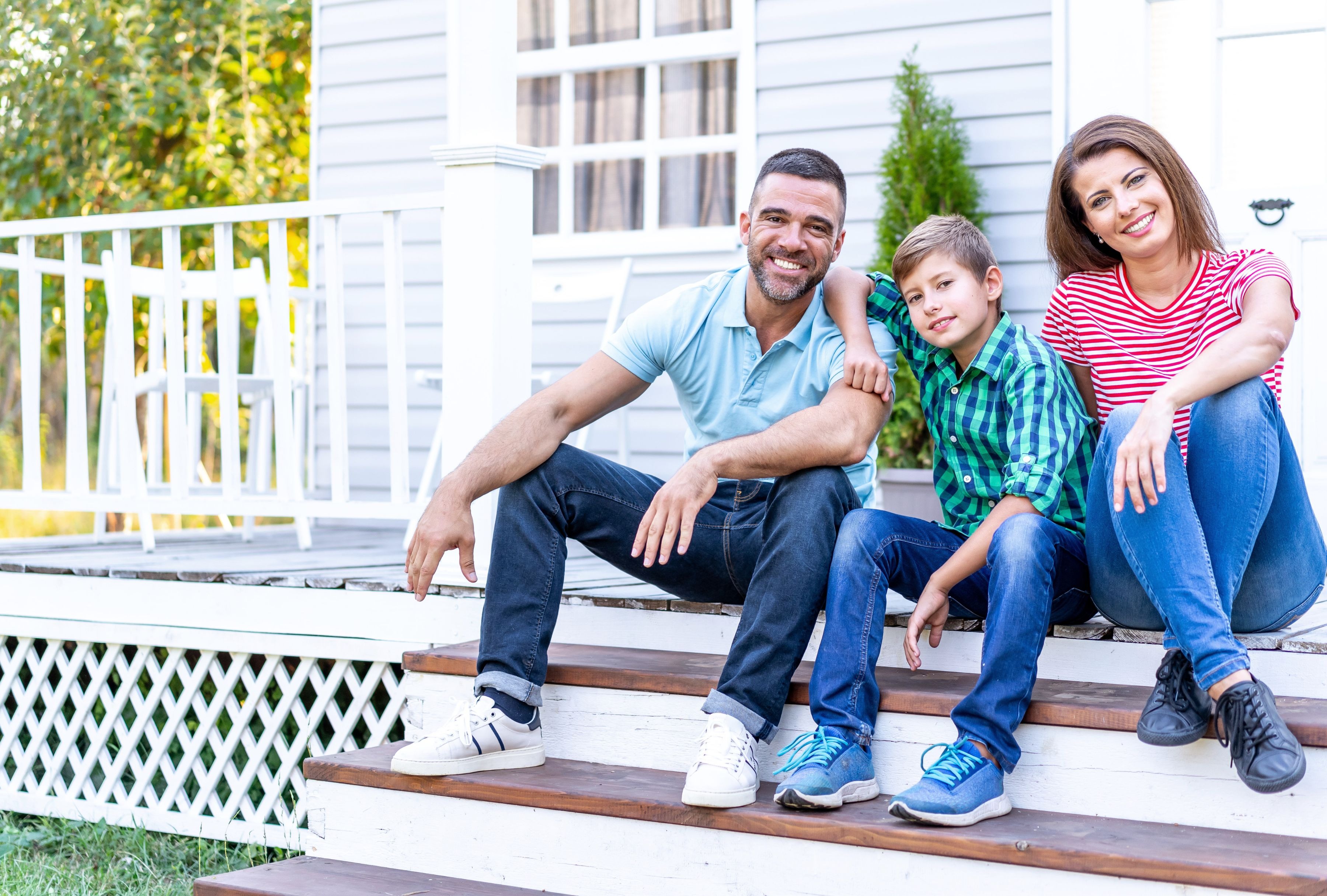 Una familia americana frente a una vivienda típica de Estados Unidos. (Foto: valentinrussanov/iStock)