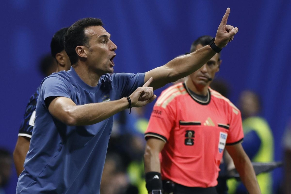 ¡Lo dijo con el corazón! Scaloni aplaudió a sus jugadores tras el 2-1 a Inglaterra (Foto: EFE)