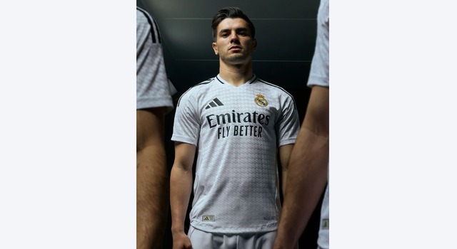 El club blanco presentó de forma oficial su nueva camiseta. Con las franjas de los hombros regresando al negro, como el logotipo de su marca deportiva, Adidas, y la línea del cuello en forma de V. (Foto: Real Madrid.com)