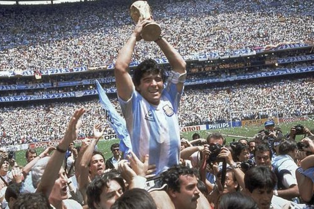 Diego Maradona.
A pesar de ser uno de los futbolistas más icónicos de la historia, enfrentó serios problemas financieros después de su retiro. Uno de los factores fue una enorme deuda de impuestos que se acumuló durante su estancia en Italia, donde jugó para el Napoli. Las autoridades fiscales italianas le exigieron el pago de más de 40 millones de euros por impuestos no pagados.