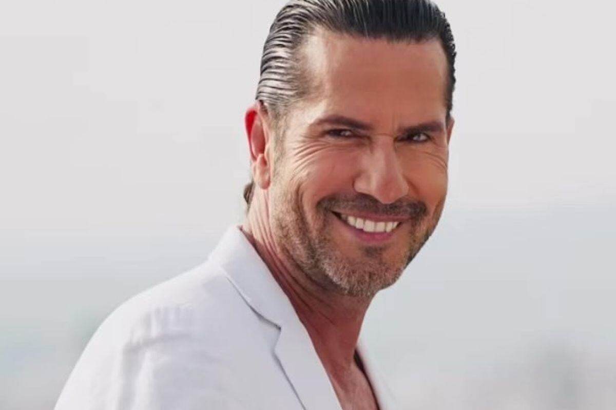 Gregorio Pernía destaca por su picardía cuando está al frente de la cámara, tal como lo muestra en esta imagen (Foto: @oscargutierrezfilms / Instagram)