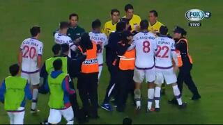 Pudo terminar peor: jugadores del Nacional se fueron encima del árbitro tras caer ante Estudiantes