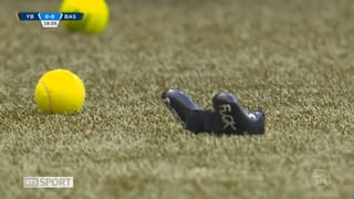 Contra los eSports: fans lanzan controles de PS4 y pelotas de tenis en pleno partido de fútbol [VIDEO]