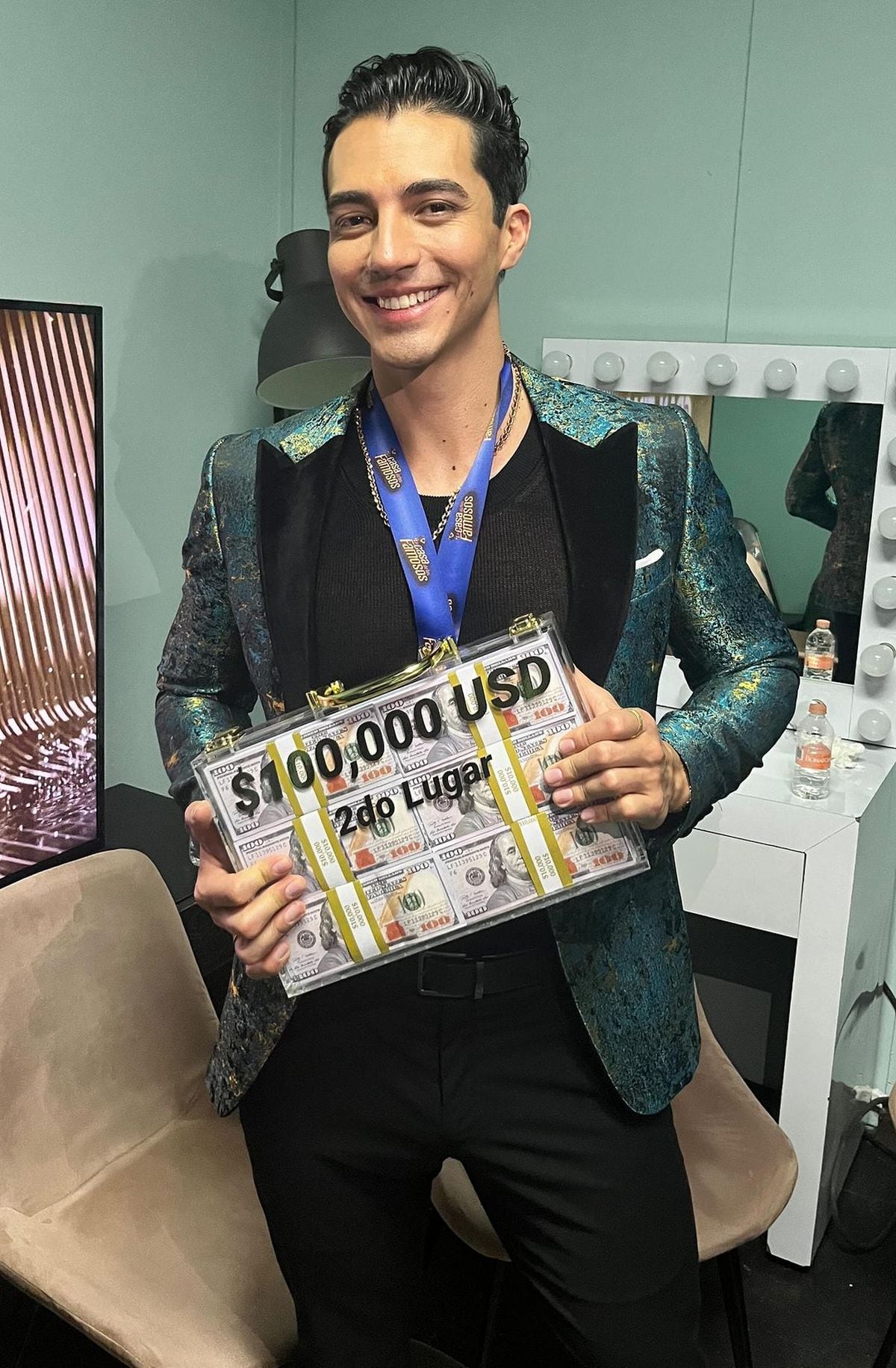 Rodrigo Romeh con su premio de "La casa de los famosos 4": un maletín con 100,000 dólares (Foto: Telemundo Puerto Rico)