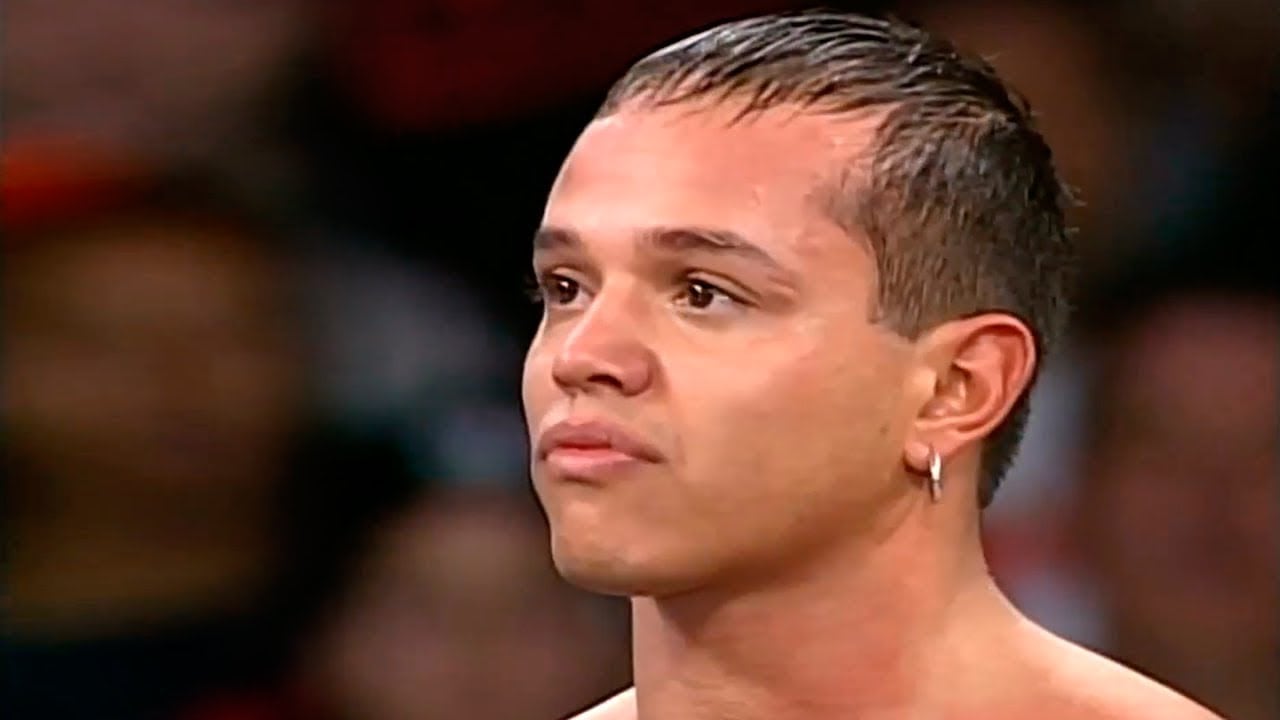 Rey Mysterio con solo 24 años de edad cuando perdió su máscara (Foto: WCW)