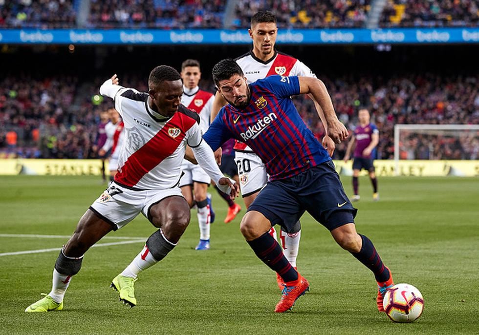 Luis Advíncula con Rayo Vallecano marcando a Luis Suárez del Barcelona. (Foto: Agencias)