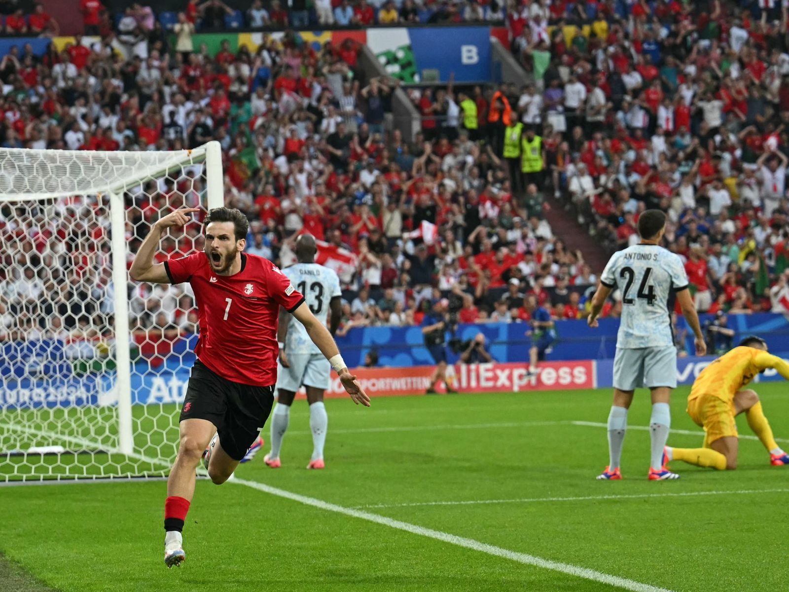 El delantero de Georgia #07 Khvicha Kvaratskhelia celebra el primer gol de su equipo durante el partido de fútbol del Grupo F de la UEFA Euro 2024 entre Georgia y Portugal en el Arena AufSchalke en Gelsenkirchen el 26 de junio de 2024. | Crédito: Ozan Kose / AFP
