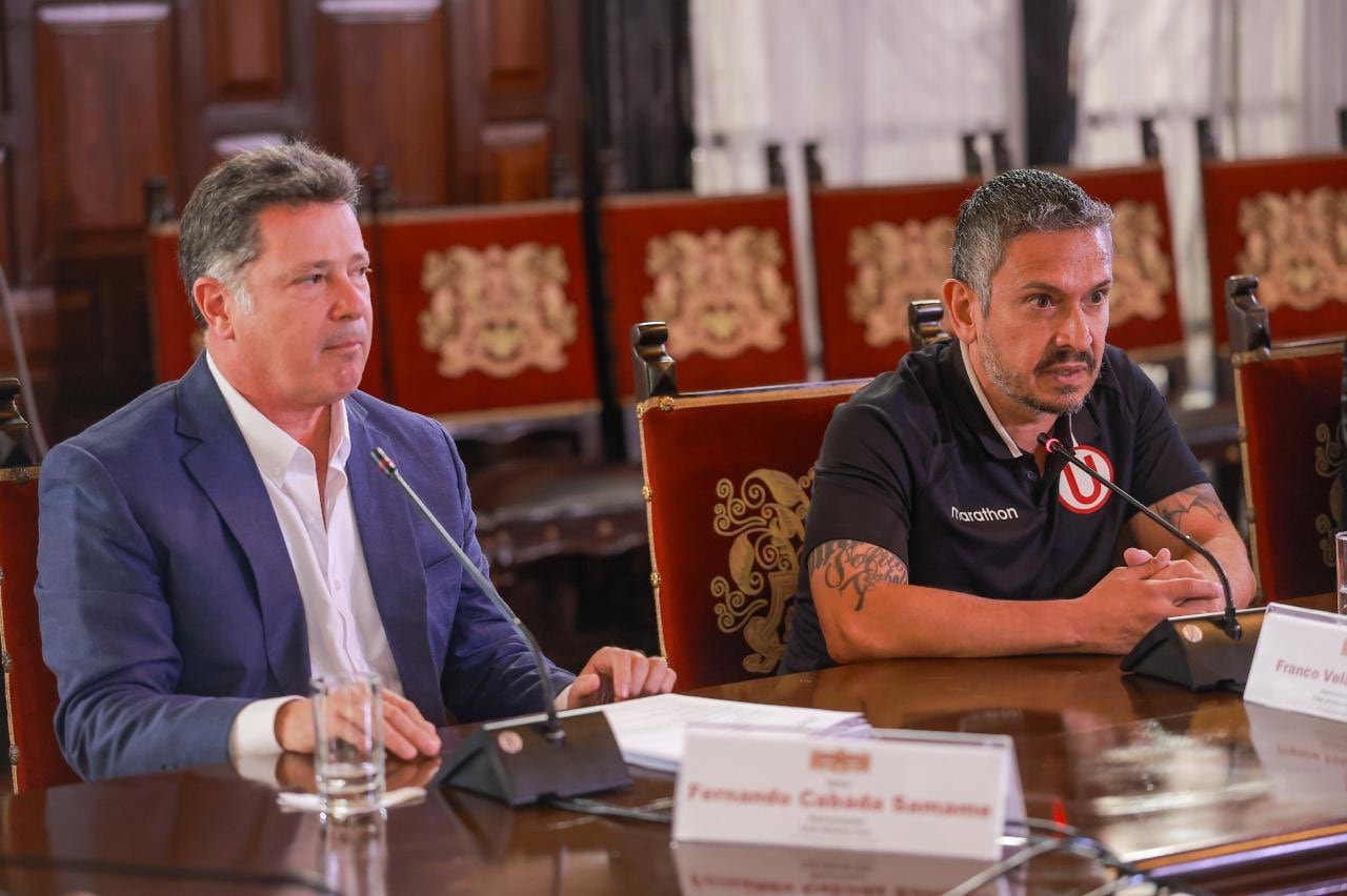 José Cabada y Franco Velazco, administradores de Alianza Lima y Universitario, respectivamente, juntos en la reunión en Palacio de Gobierno. (Foto: @presidenciaperu / X)