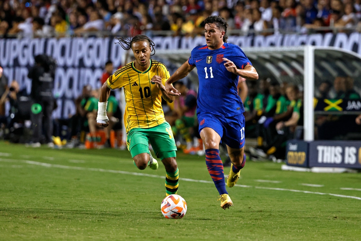 El delantero de Jamaica Bobby Reid (i) lucha por el balón con el delantero de Estados Unidos Cade Cowell durante el partido de fútbol del Grupo A de la Copa Oro Concacaf 2023 entre Estados Unidos y Jamaica en el estadio Soldier Field de Chicago, Illinois, el 24 de junio de 2023. | Crédito: Kamil Krzaczynski / AFP