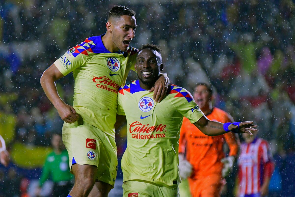 MEX4064. SAN LUIS POTOSÍ (MÉXICO), 06/12/2023.- Sebastián Cáceres (i) y Julián Quiñones (d) del América celebran un gol anotado al Atlético San Luis hoy, durante un juego de ida por las semifinales del torneo Apertura 2023 de la Liga MX del fútbol mexicano, celebrado en el estadio Alfonso Lastras, ciudad de San Luis Potosí (México). EFE/Víctor Cruz