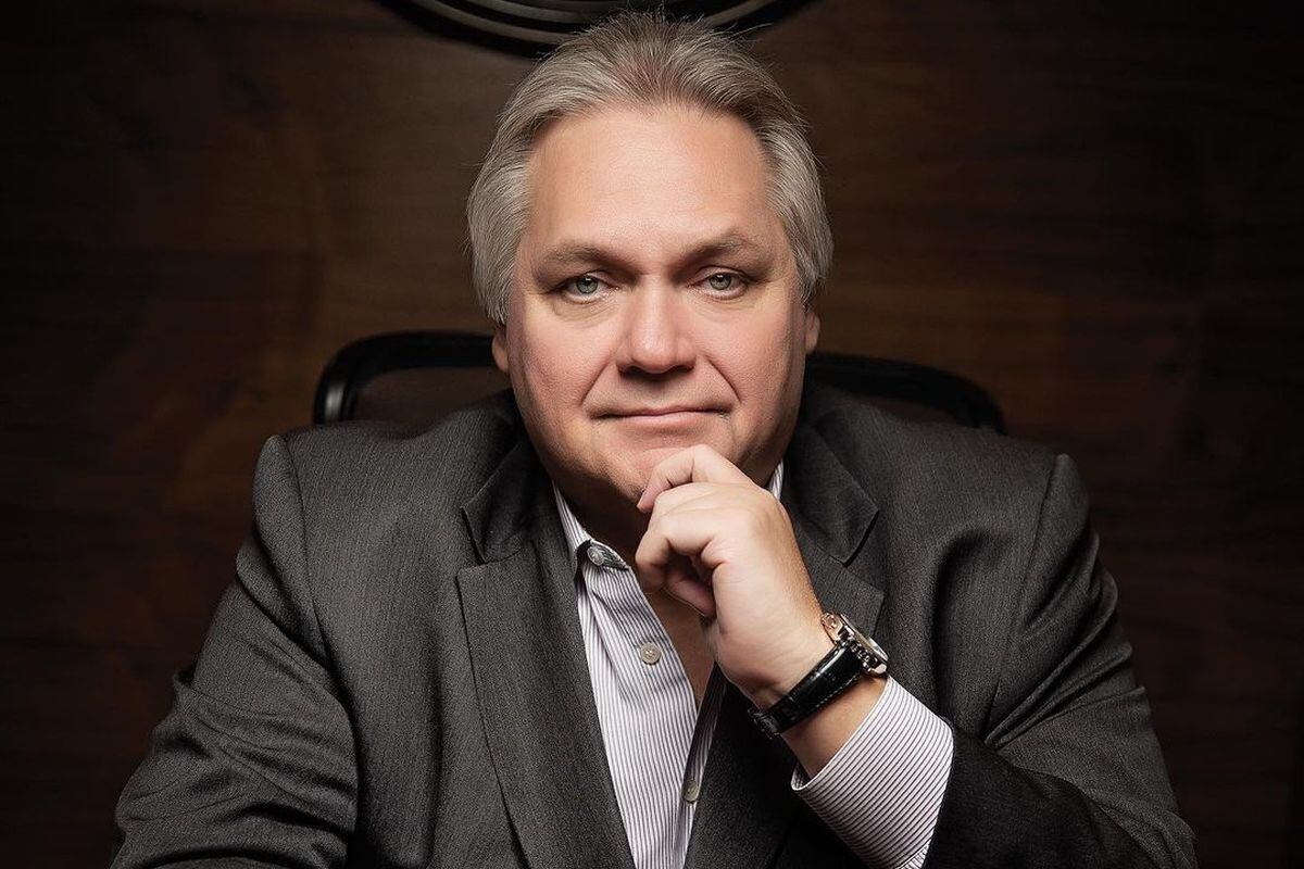 "Y con esta foto inauguro mi Instagram. Bienvenidos", escribió el 16 de julio de 2020 el empresario mientras posaba para la cámara (Foto: Carlos Bremer / Instagram)