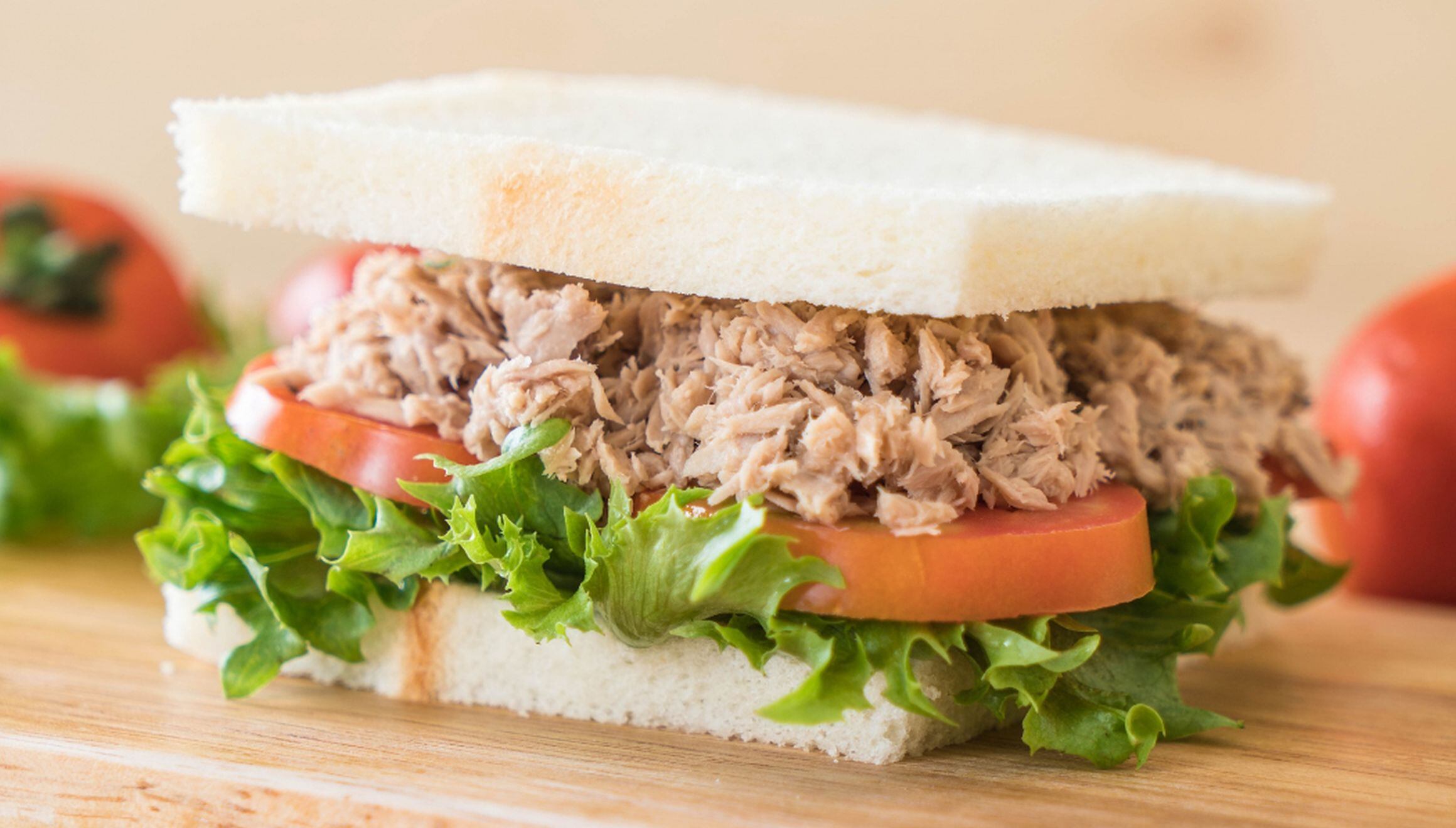 Esta imagen muestra un sándwich de atún. (Foto: topntp26 / Freepik)