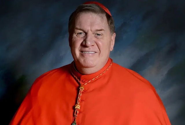 Aunque la elección del primer Papa estadounidense sigue siendo una posibilidad remota, el cardenal Joseph W. Tobin se perfila como un candidato potencial, aunque improbable, debido a su amplia experiencia internacional y su multilingüismo. Este nativo de Detroit, antiguo líder mundial de los Redentoristas, ha servido en varios países y habla con fluidez italiano, español, francés y portugués. Su anterior servicio en el Vaticano y sus altos cargos en la Iglesia católica estadounidense refuerzan aún más sus credenciales, convirtiéndole en una figura digna de mención en los debates sobre el futuro liderazgo papal. A pesar de estas cualificaciones, la probabilidad de que el cardenal Tobin, o cualquier otro cardenal estadounidense, llegue a ser Papa sigue siendo escasa, teniendo en cuenta las tendencias históricas y la dinámica global de la Iglesia católica. Sin embargo, su destacado papel y su respetada voz dentro de la jerarquía eclesiástica garantizan que sus perspectivas y acciones sigan siendo observadas y debatidas en el contexto de un posible liderazgo futuro dentro del mundo católico. | Crédito: infovaticana.com