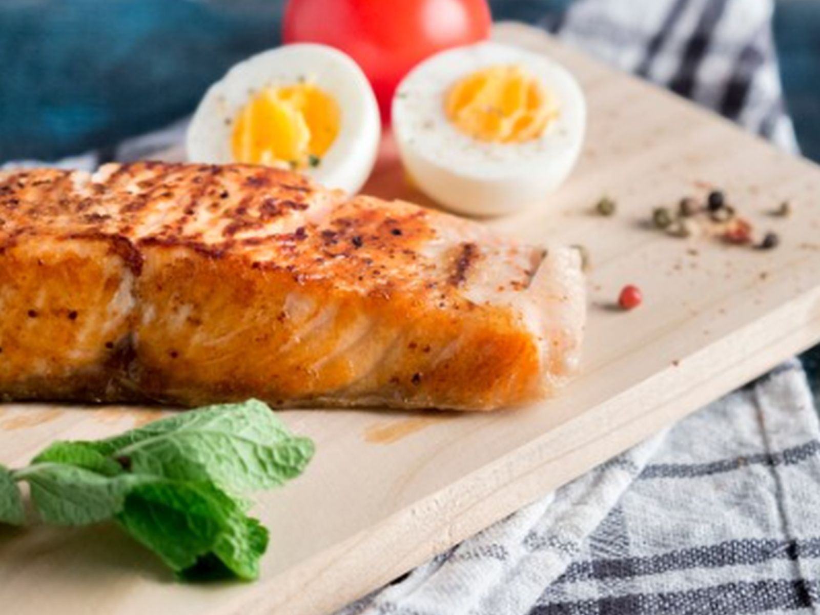 En esta imagen se pueden apreciar algunos alimentos que se deben comer al menos 2 veces a la semana para tener una piel muy saludable. (Foto: freepik)