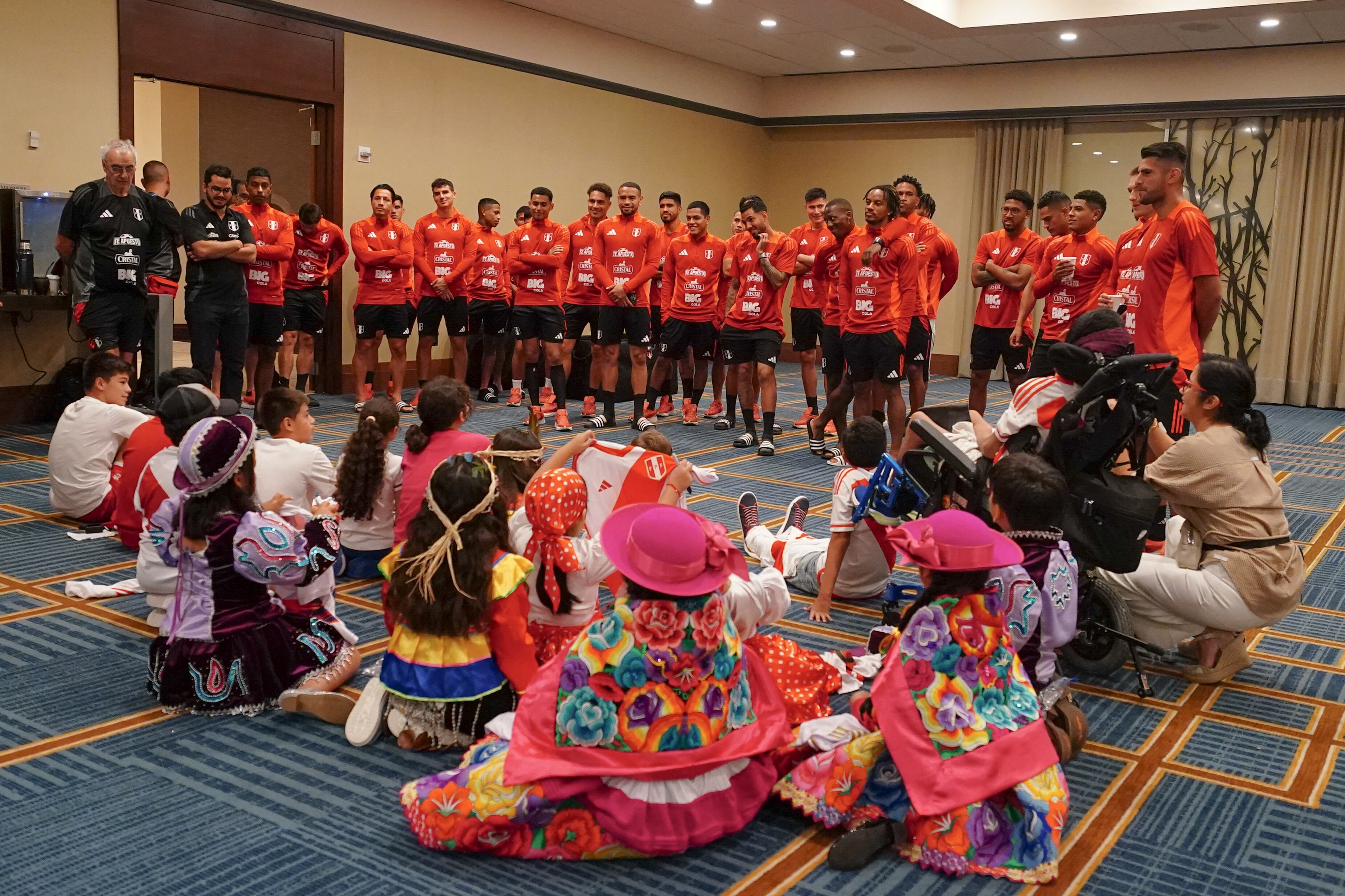 La Bicolor compartió un emotivo momento junto a niños hijos de ciudadanos peruanos nacidos en EE.UU. (Foto: Selección Peruana).