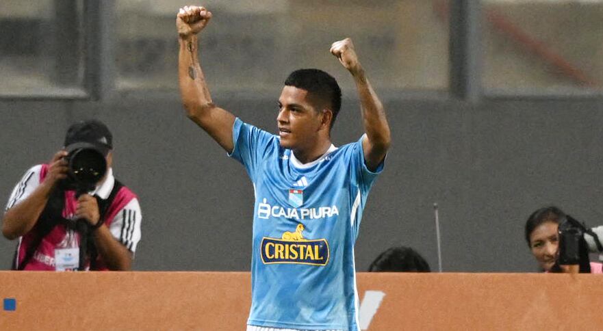 Grimaldo tiene 21 años, es titular y habitual convocado en la Selección Peruana. (Foto: AFP).