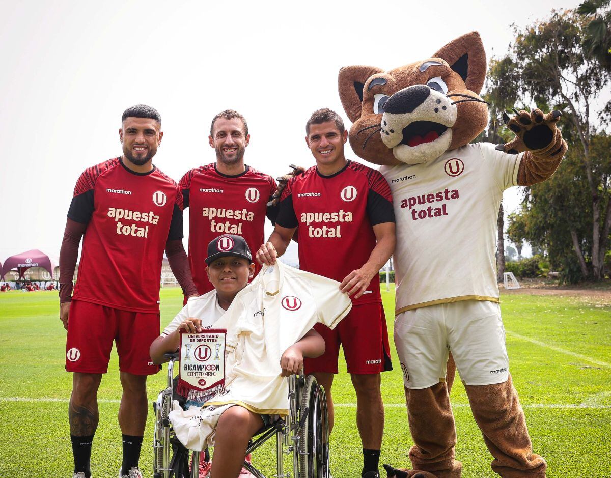 Jadiel con Rodrigo Ureña, Horacio Calcaterra y Aldo Corzo. (Foto: Universitario de Deportes)