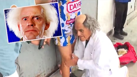 Personaje de ‘Volver al futuro’ trabaja como masajista en el Mundialito de El Porvenir