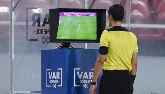 Conmebol anunció que dará a conocer decisiones del árbitro en vivo tras revisión VAR. (Foto: Getty Images)