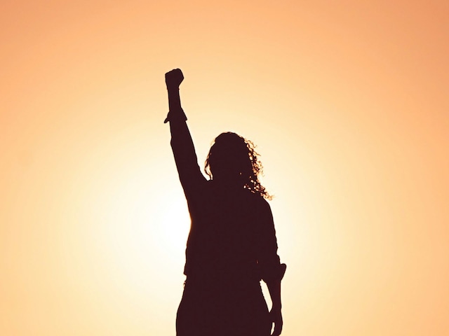 "El éxito de cada mujer debe servir de inspiración a otra. Somos más fuertes cuando nos animamos unas a otras". -Serena Williams. | Crédito: Foto de Miguel Bruna en Unsplash / Composición Depor