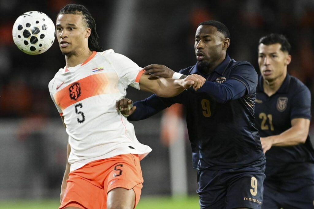 Nathan Aké y John Yeboah en la disputa por el balón en el último amistoso del 'Tri'. (Foto: EFE)