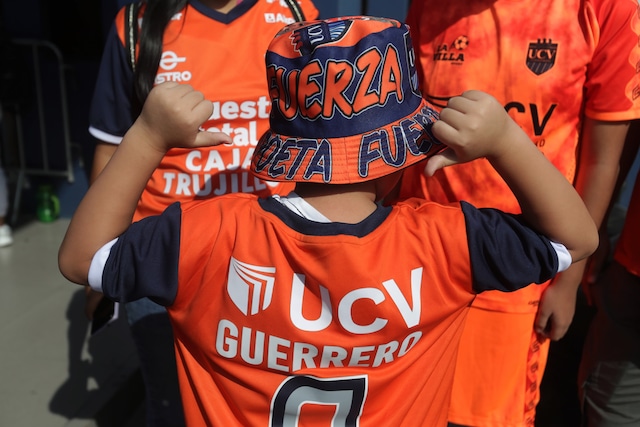 Cientos de personas llegaron a los exteriores de la UCV para ver a Paolo Guerrero. (Foto: lessandro Currarino / Enviado especial a Trujillo / @photo.gec)