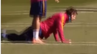 Lionel Messi acabó por los suelos cuando trataba de recuperar un balón