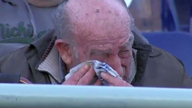 Su equipo pelea la baja: el llanto de un hincha de 94 años que da la vuelta al mundo [VIDEO]