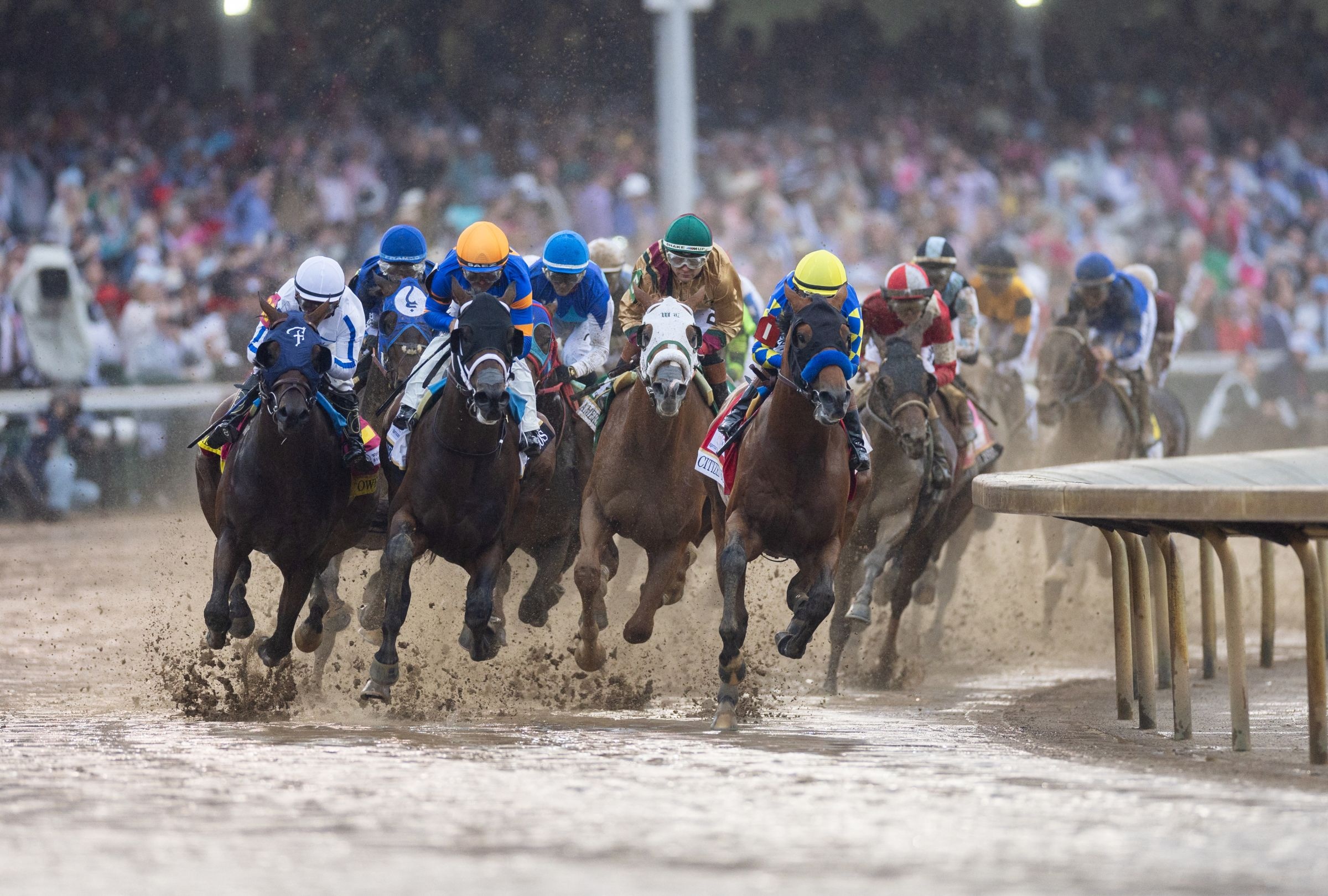 Check out this article to find out what time the 2026 Kentucky Derby starts and which channel is broadcasting it LIVE. (Photo: LEANDRO LOZADA / AFP)