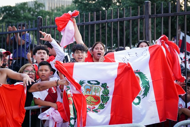 Los hinchas peruanos realizaron un banderolazo en apoyo a la Selección Peruana antes de su debut contra Chile en la Copa América 2024. (Foto: Bicolor).