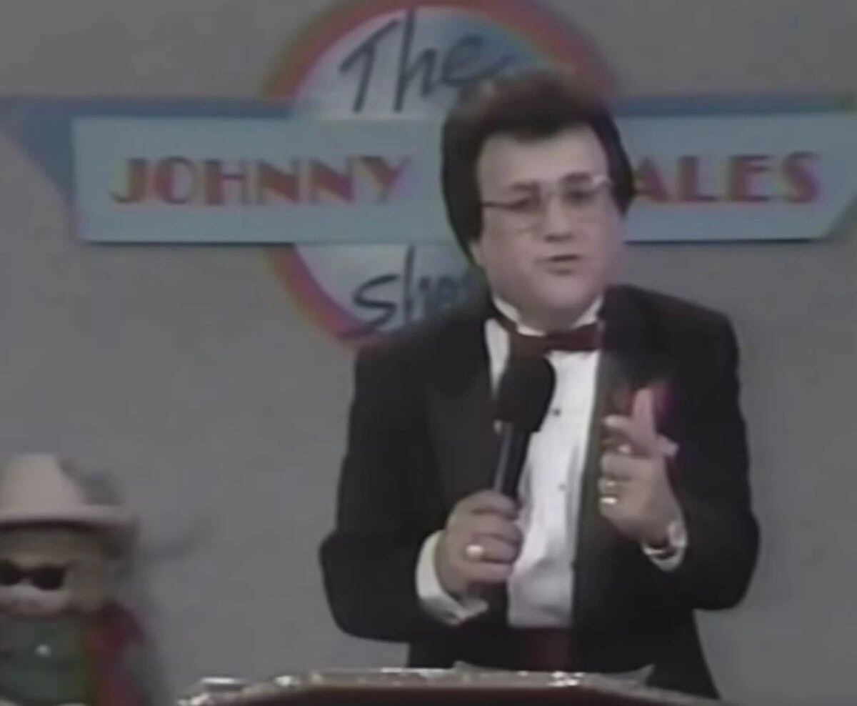 Aquí conduciendo su famoso programa "The Johnny Canales Show" (Foto: El Show de Johnny y Nora Canales / Facebook)