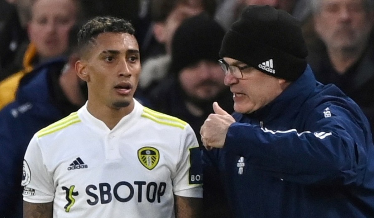 Raphinha y Marcelo Bielsa en el Leeds de Inglaterra. (Foto: Getty Images)
