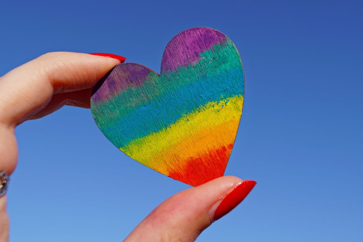 En conmemoración de esos eventos históricos, el 28 de junio de 1970 se llevó a cabo el primer desfile del Orgullo, marcando un hito significativo en la lucha por los derechos y la visibilidad de la comunidad LGBTTTQIA+ (Foto: Pexels)