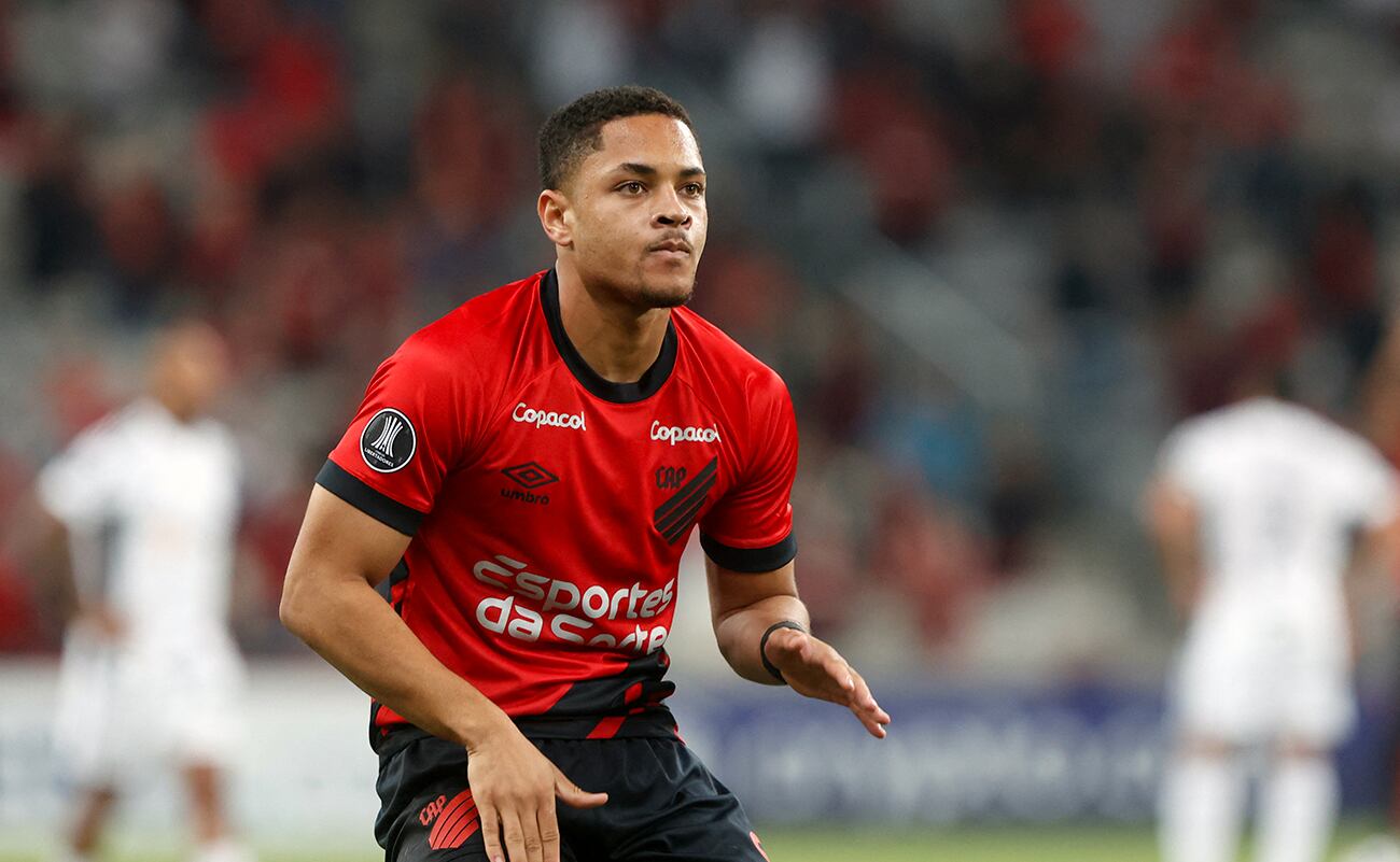 Vitor Roque tiene 18 años y juega como delantero en el Athletico Paranaense. (Foto: AFP)